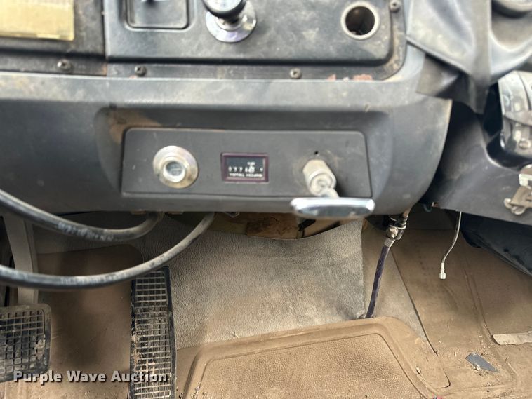 image for item EE3982 1995 Ford LT8000 dump truck