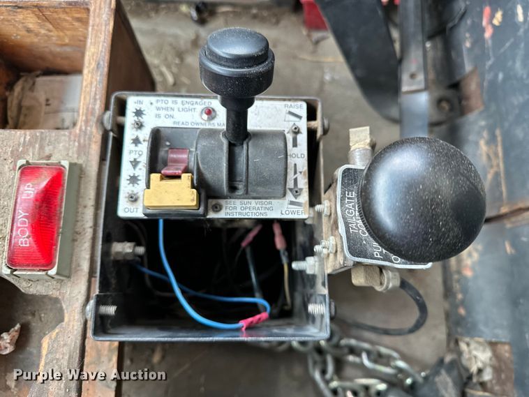 image for item EE3982 1995 Ford LT8000 dump truck