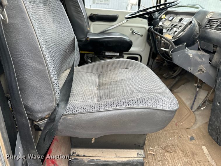 image for item EE3982 1995 Ford LT8000 dump truck