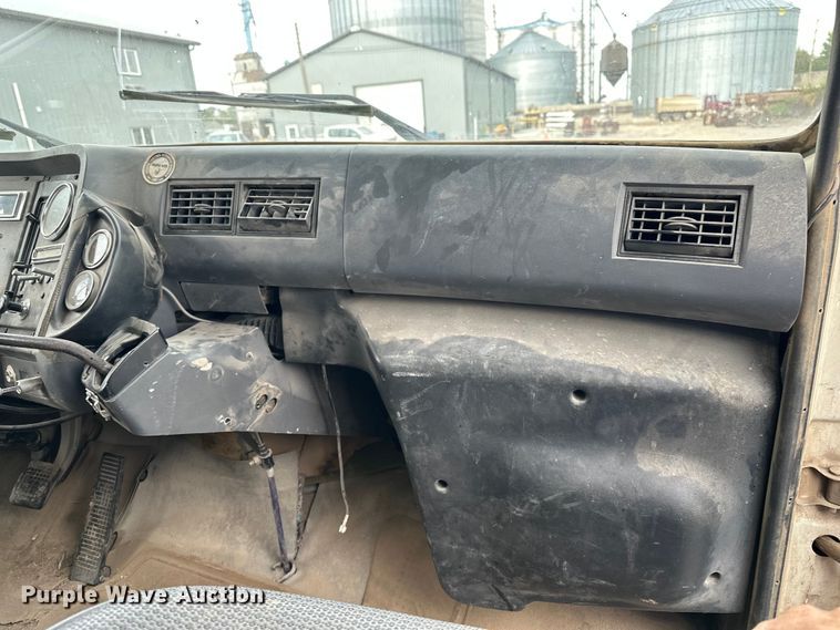 image for item EE3982 1995 Ford LT8000 dump truck