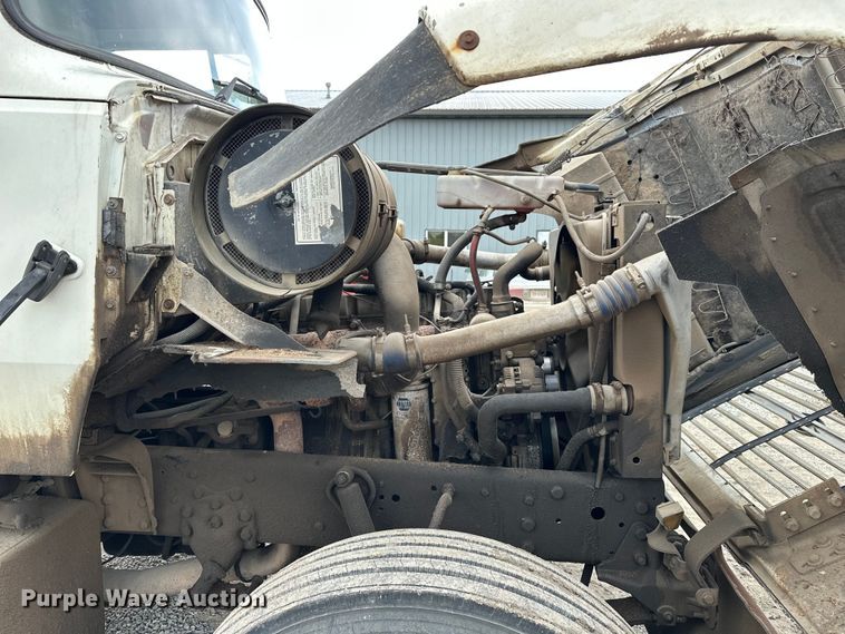 image for item EE3982 1995 Ford LT8000 dump truck