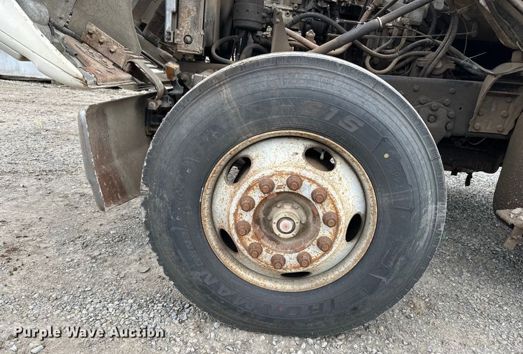 image for item EE3982 1995 Ford LT8000 dump truck