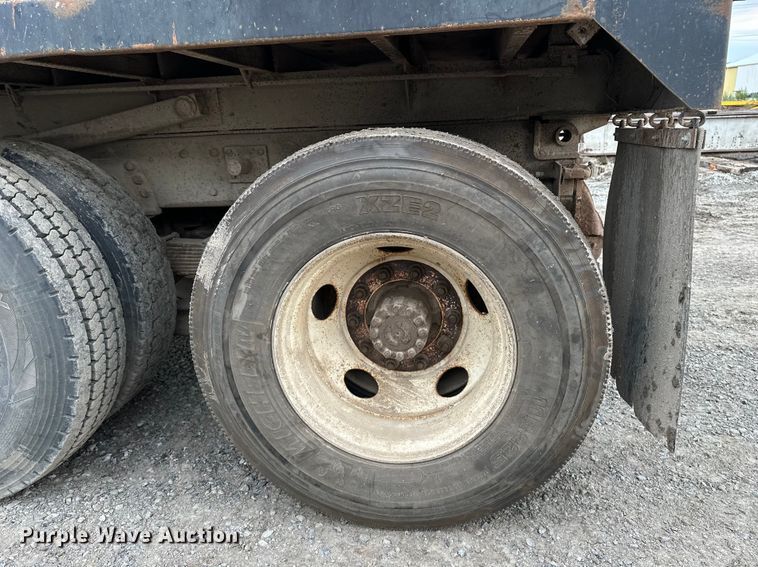 image for item EE3982 1995 Ford LT8000 dump truck