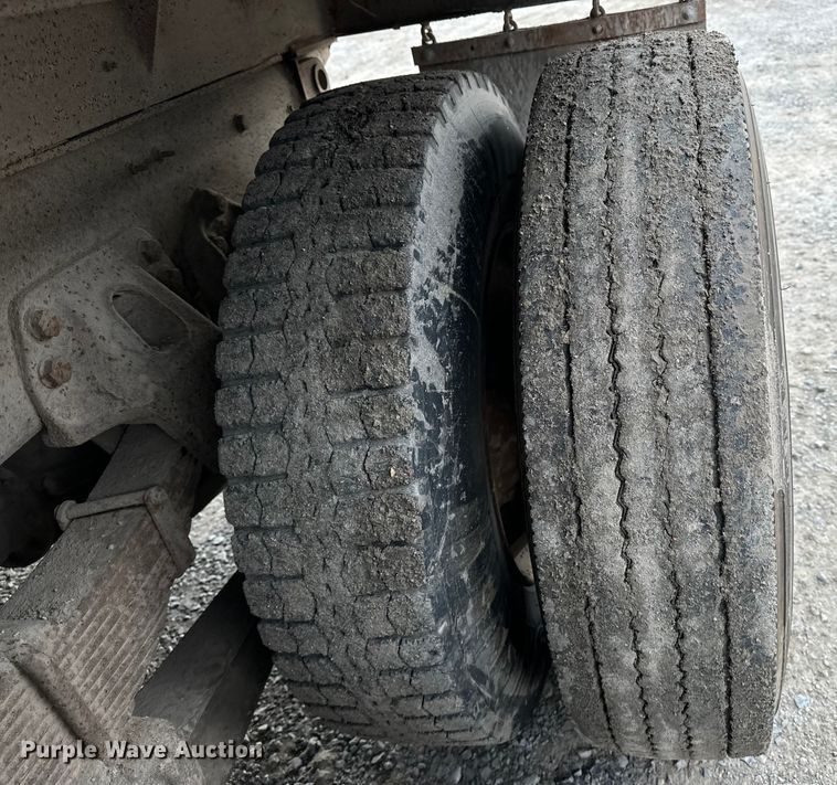 image for item EE3982 1995 Ford LT8000 dump truck