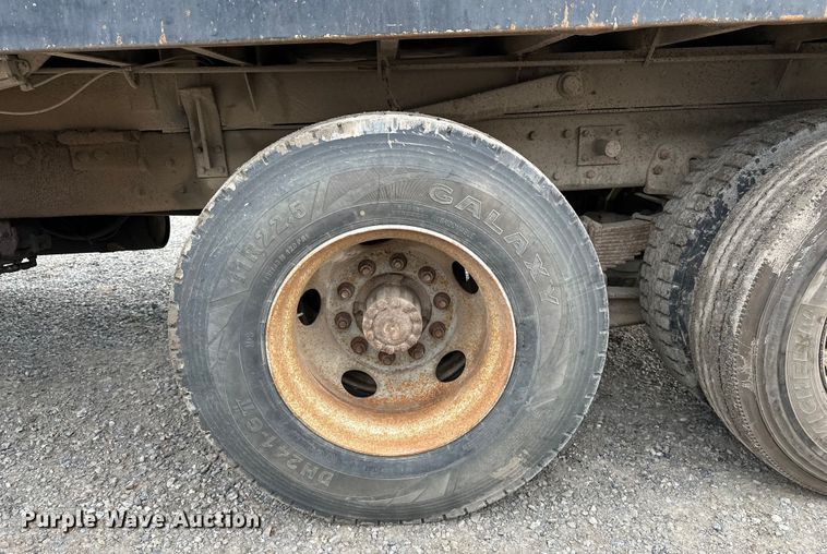 image for item EE3982 1995 Ford LT8000 dump truck