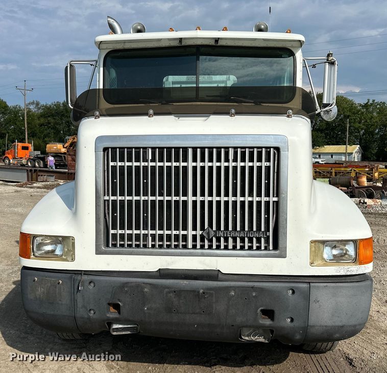 image for item EE3990 1996 International 9200 semi truck