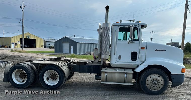 image for item EE3990 1996 International 9200 semi truck