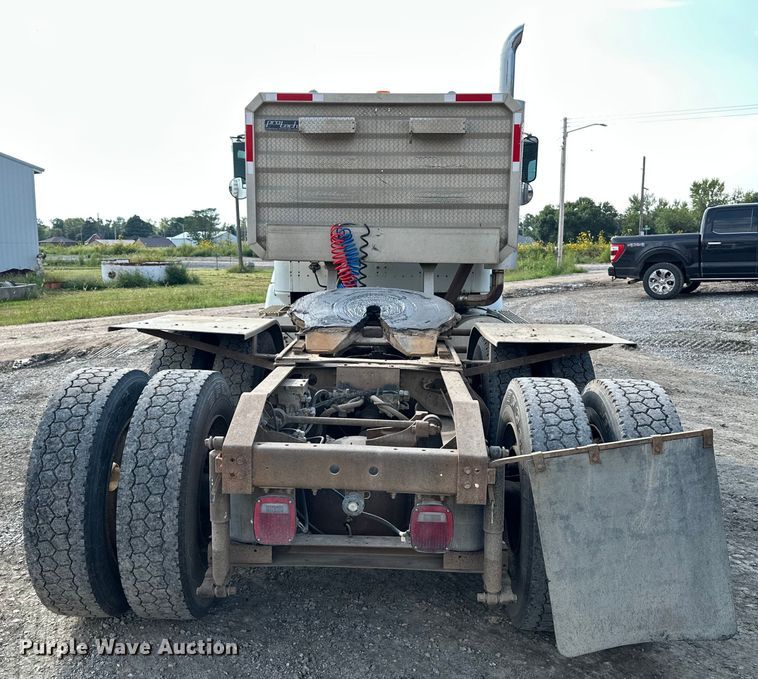 image for item EE3990 1996 International 9200 semi truck