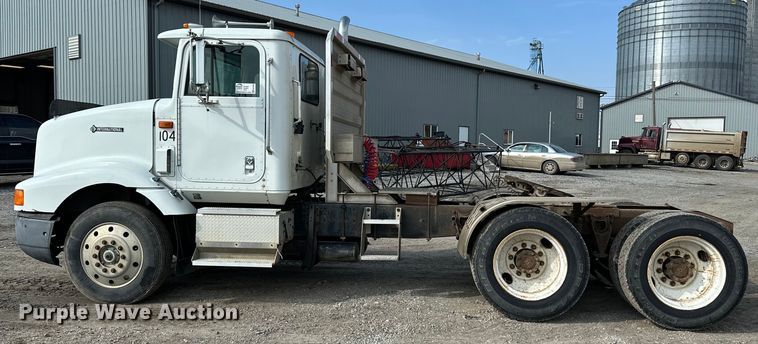 image for item EE3990 1996 International 9200 semi truck