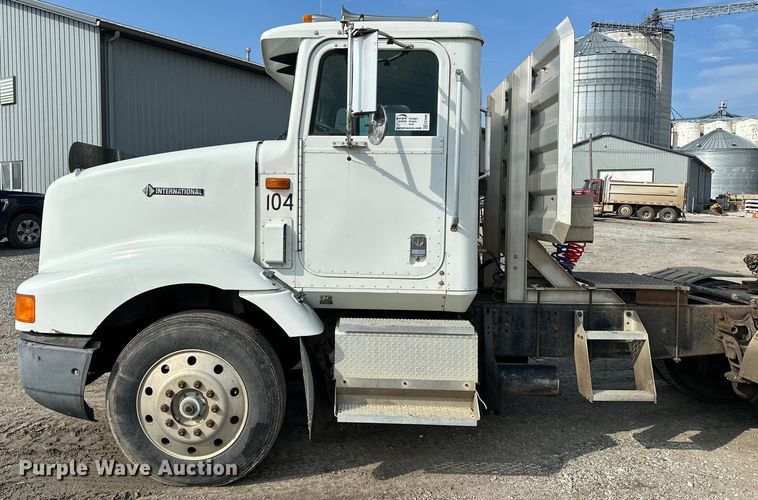 image for item EE3990 1996 International 9200 semi truck