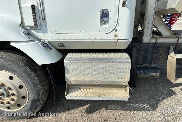 image for item EE3990 1996 International 9200 semi truck