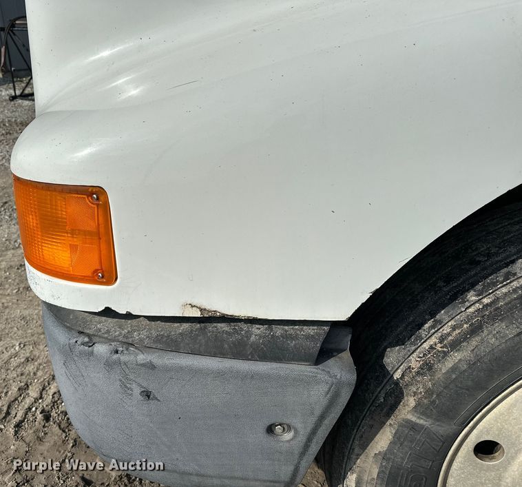 image for item EE3990 1996 International 9200 semi truck