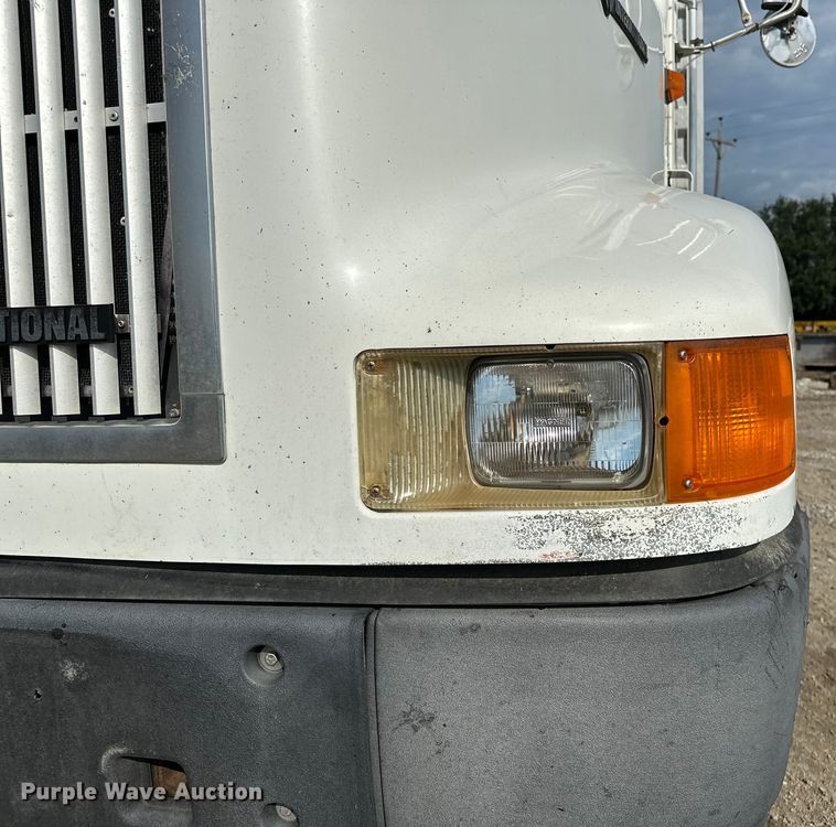 image for item EE3990 1996 International 9200 semi truck