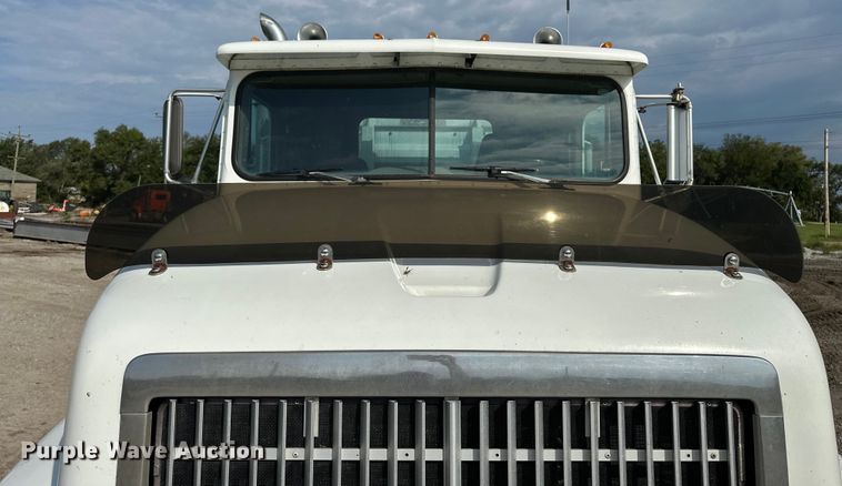 image for item EE3990 1996 International 9200 semi truck