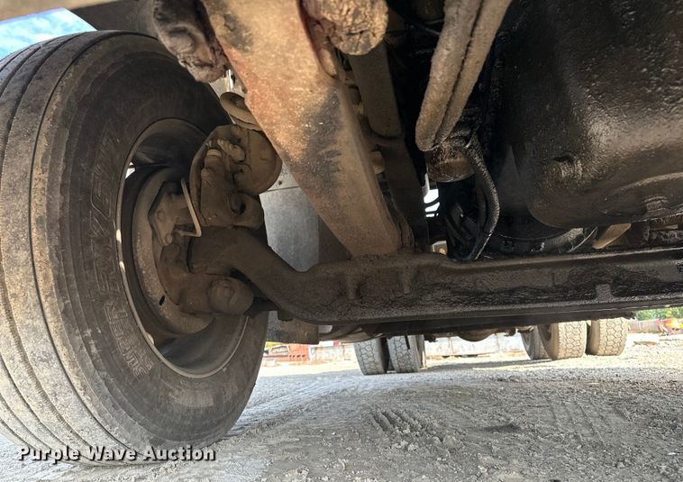 image for item EE3990 1996 International 9200 semi truck