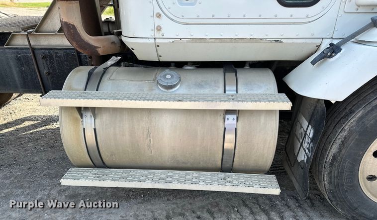 image for item EE3990 1996 International 9200 semi truck