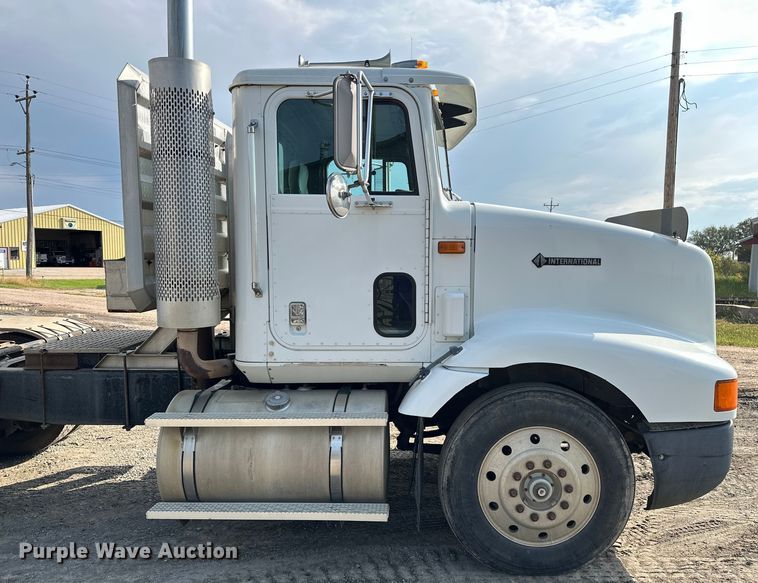 image for item EE3990 1996 International 9200 semi truck