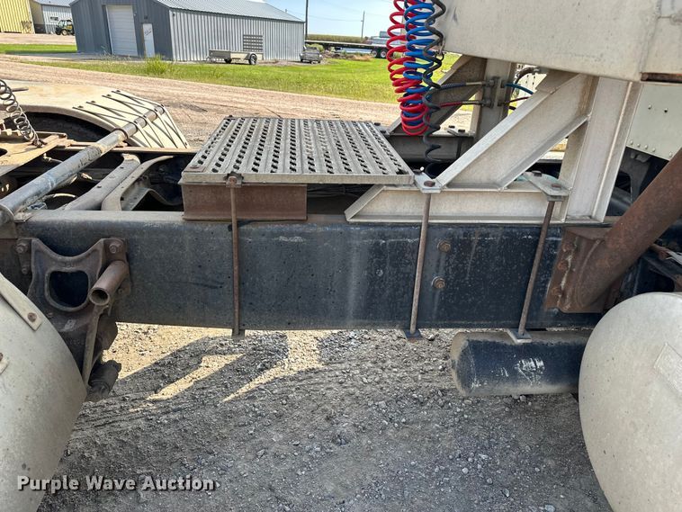 image for item EE3990 1996 International 9200 semi truck