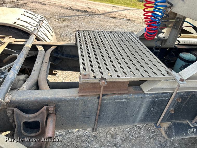 image for item EE3990 1996 International 9200 semi truck