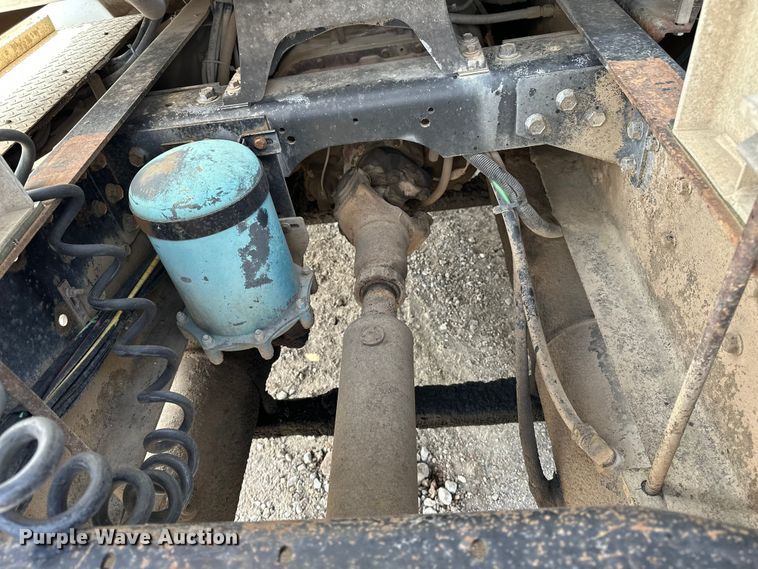 image for item EE3990 1996 International 9200 semi truck