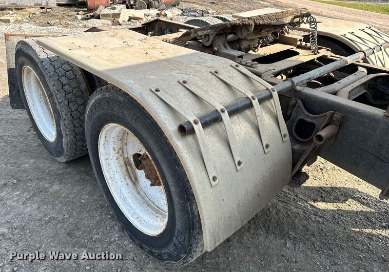 image for item EE3990 1996 International 9200 semi truck