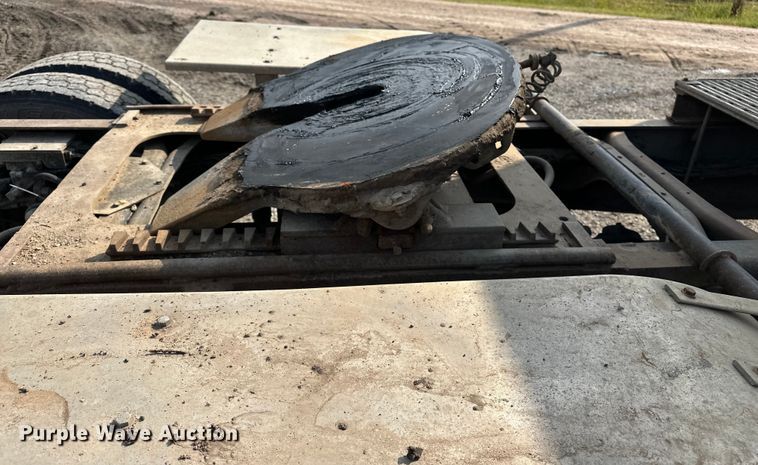 image for item EE3990 1996 International 9200 semi truck