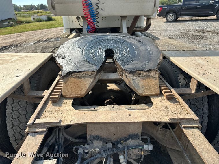 image for item EE3990 1996 International 9200 semi truck