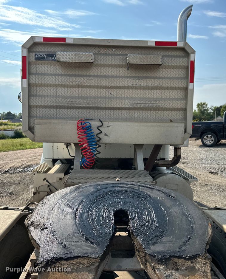 image for item EE3990 1996 International 9200 semi truck