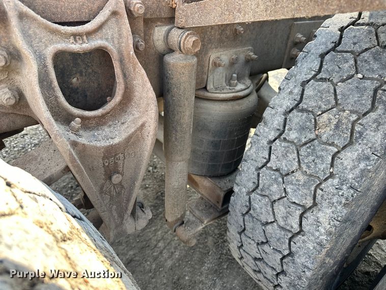 image for item EE3990 1996 International 9200 semi truck