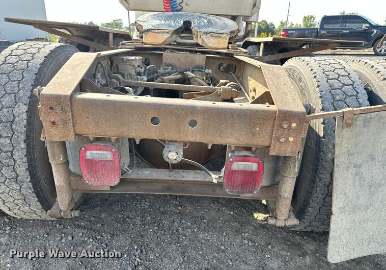 image for item EE3990 1996 International 9200 semi truck