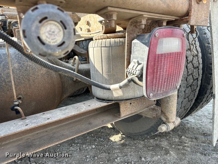 image for item EE3990 1996 International 9200 semi truck