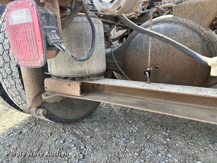 image for item EE3990 1996 International 9200 semi truck