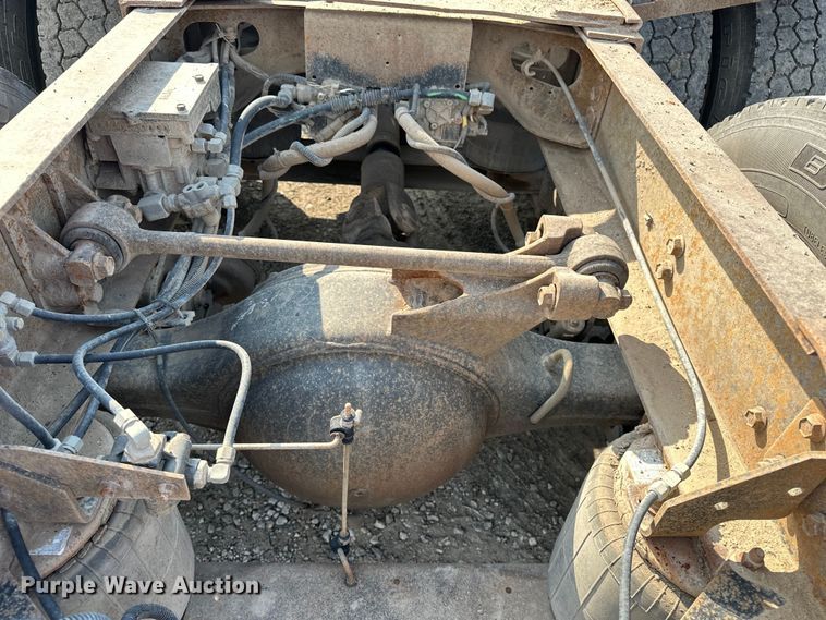 image for item EE3990 1996 International 9200 semi truck