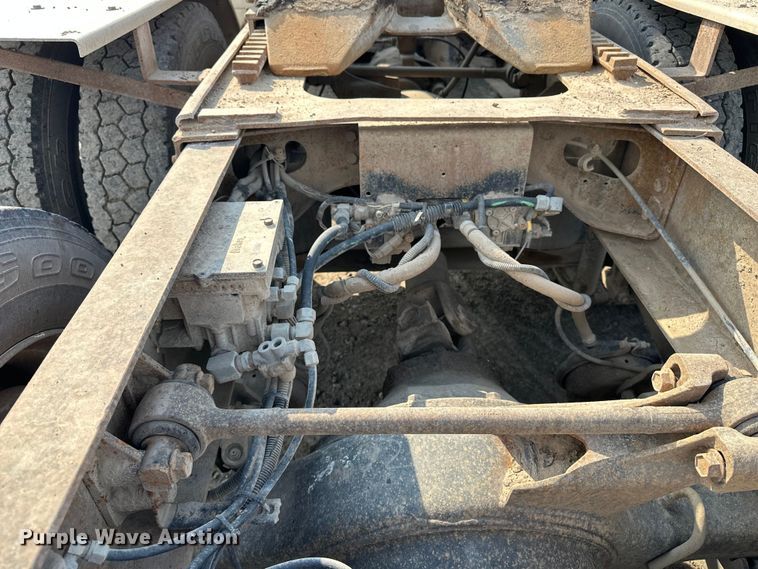 image for item EE3990 1996 International 9200 semi truck