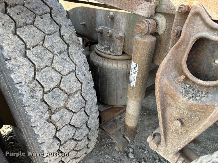 image for item EE3990 1996 International 9200 semi truck