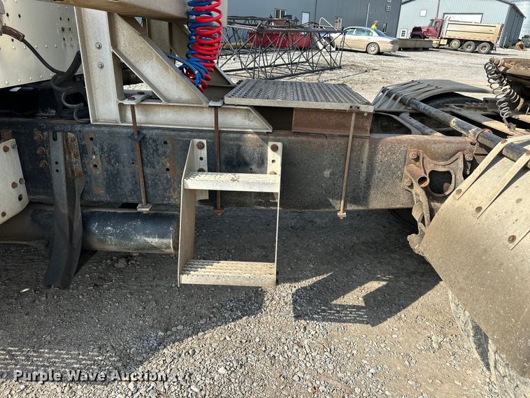 image for item EE3990 1996 International 9200 semi truck