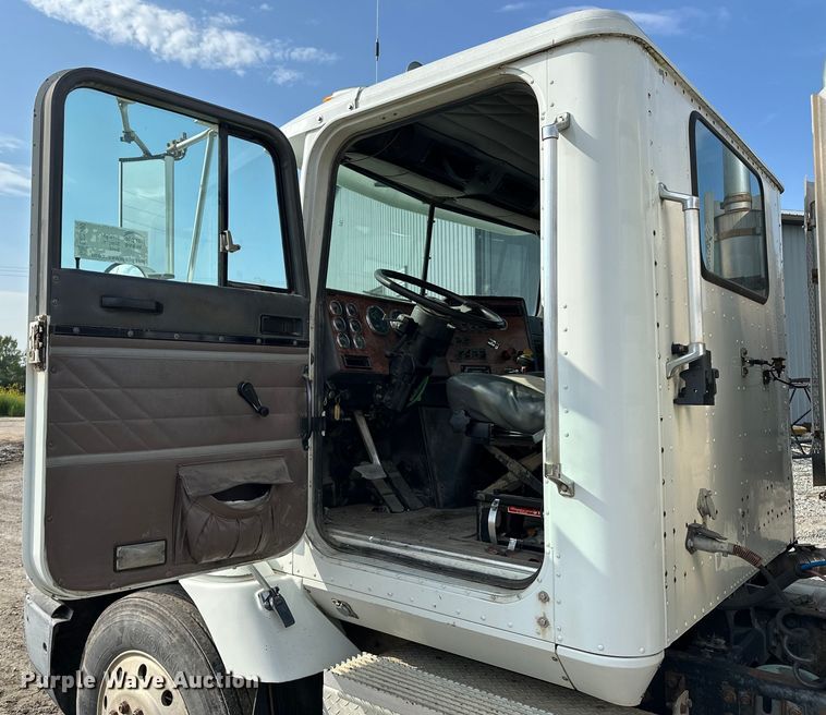 image for item EE3990 1996 International 9200 semi truck