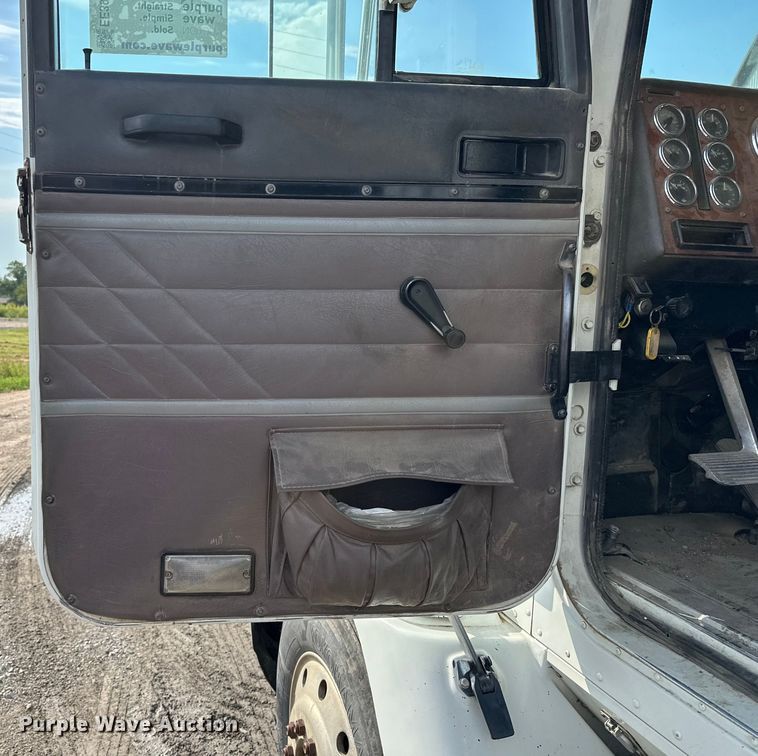 image for item EE3990 1996 International 9200 semi truck