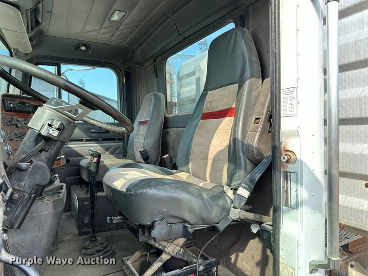 image for item EE3990 1996 International 9200 semi truck