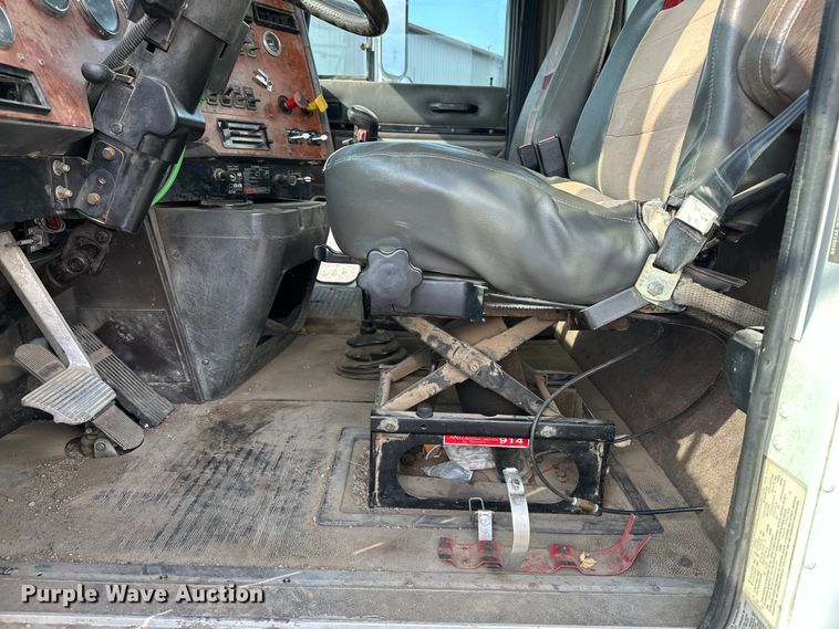 image for item EE3990 1996 International 9200 semi truck