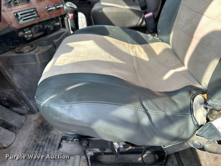 image for item EE3990 1996 International 9200 semi truck