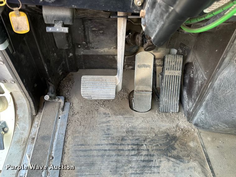 image for item EE3990 1996 International 9200 semi truck