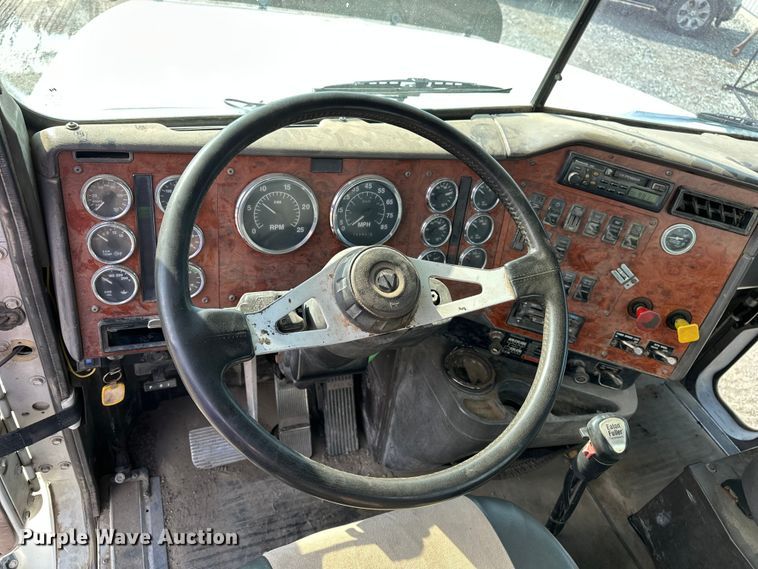 image for item EE3990 1996 International 9200 semi truck