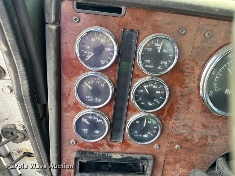 image for item EE3990 1996 International 9200 semi truck