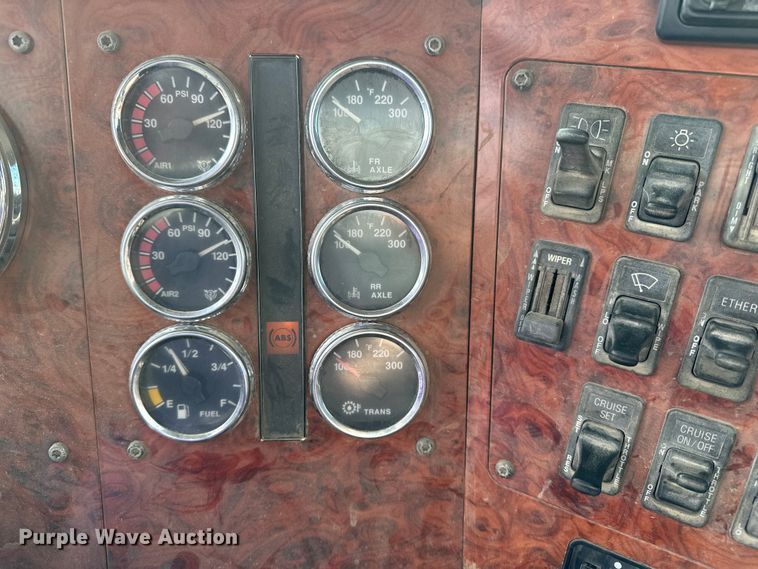 image for item EE3990 1996 International 9200 semi truck