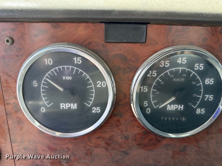 image for item EE3990 1996 International 9200 semi truck