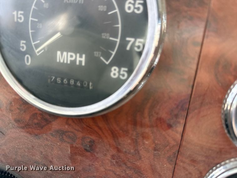 image for item EE3990 1996 International 9200 semi truck