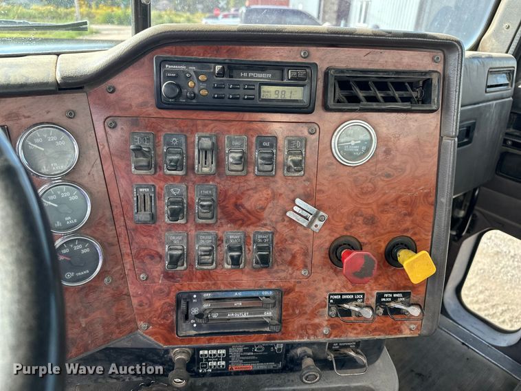 image for item EE3990 1996 International 9200 semi truck