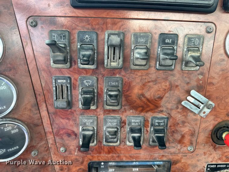 image for item EE3990 1996 International 9200 semi truck