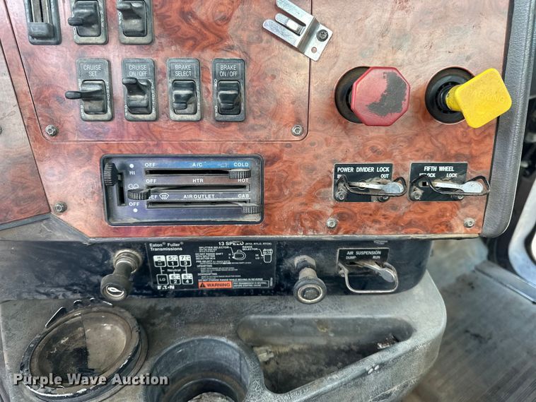 image for item EE3990 1996 International 9200 semi truck